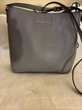 Michael Kors Pearl Grey Crossbody/Messenger Bag Interior Pockets,silver hardware